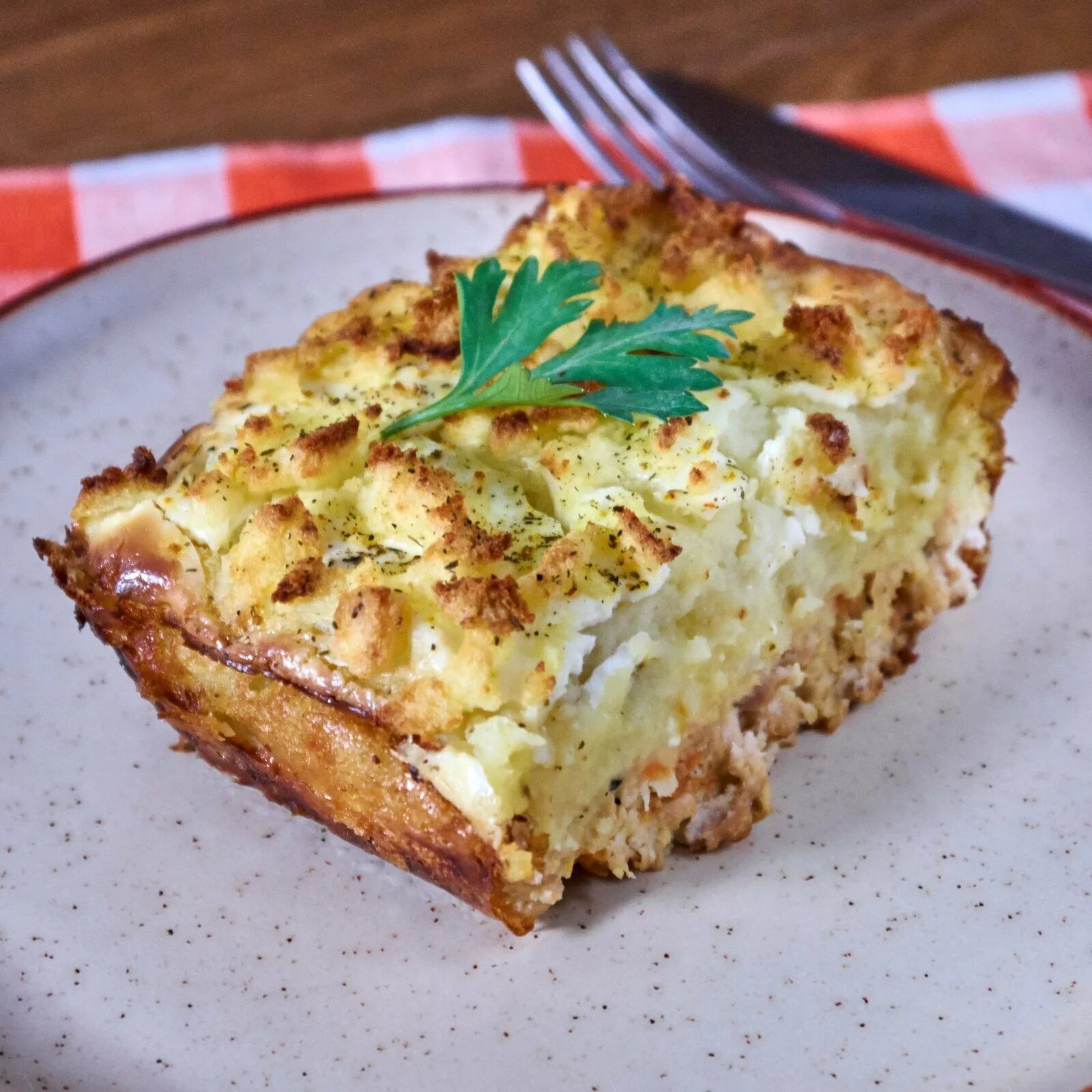 Запеканка с фаршем и картофелем пюре. «картофельная запеканка &quot;пататник&quot;»:. мядзведзь белорусская картофельная запеканка. картофельная запеканка с фаршем. запеканка из картошки и фарша.