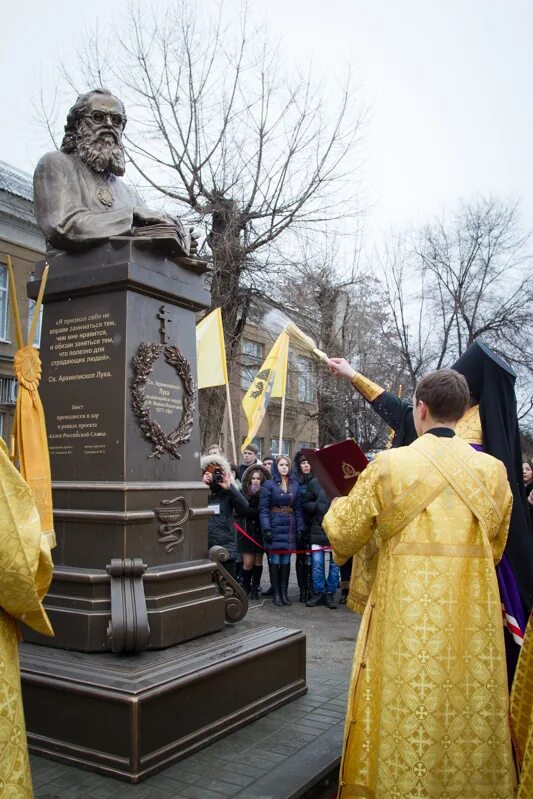 Памятник войно ясенецкому. Новости 24 сейчас колледжа святителя луки. Памятник святителю луке. Святые луки энгельс. Епархия медицинских организаций.