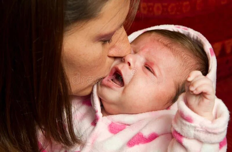Снится мама целует. Мать целует новорожденного. Материнский поцелуй. Женщина целует младенца. Мама с ребенком плачет целую.