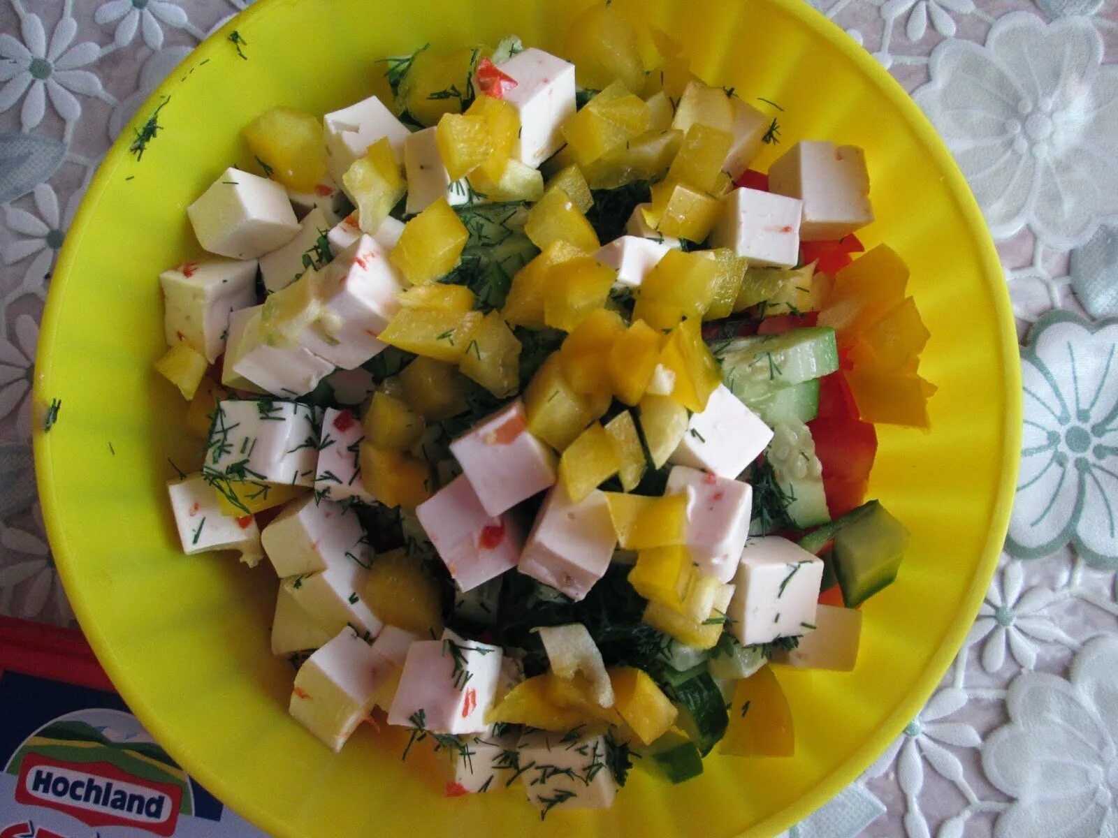 Салат с фетаксой. Салат кубиками. Салат с сыром фетакса. Сыр кубиками для салата.