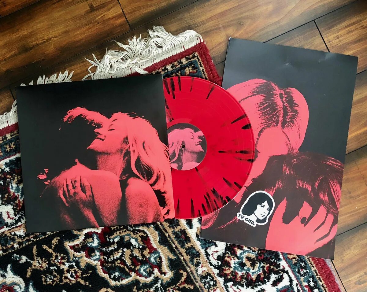 Девушка и телевизор. Баннер с виниловыми пластинками. Tv girl loves rock. French exit 2020. Мишель пфайффер french exit.