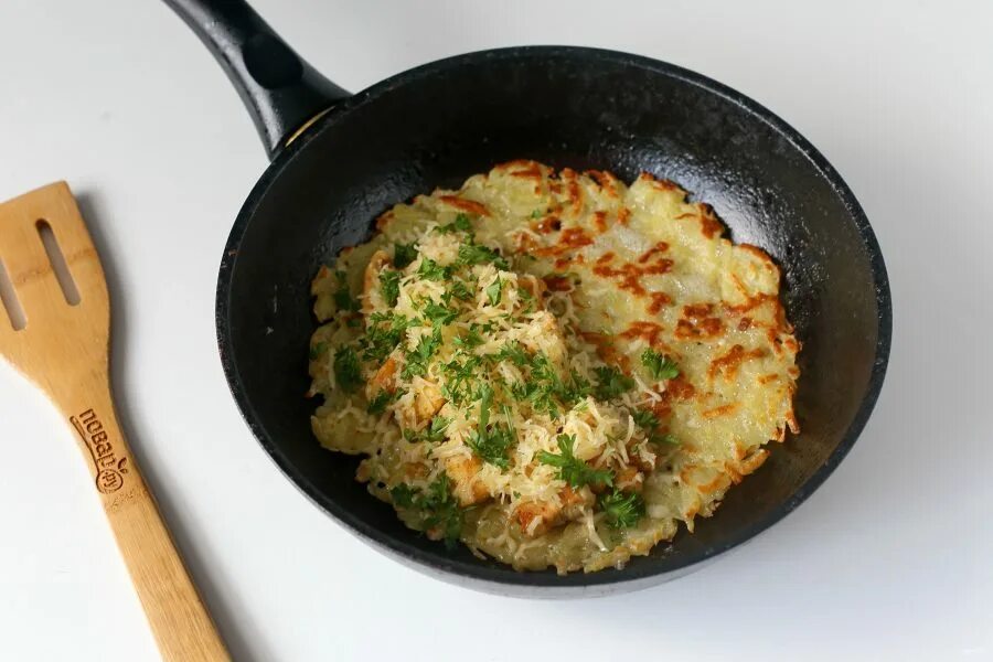Картофельный блин на сковороде. Курица в картофельном блине. Блины с картошкой. Картофельные блины рецепт из сырой картошки. Картофельные блины рецепт на сковороде