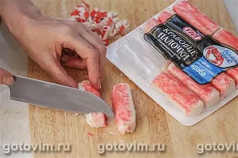 Закусочный сырный рулет. Крабовый рулет. Блинные рулетики с семгой. Рулет краб снежный. Рулетики из крабовых краб снежный.