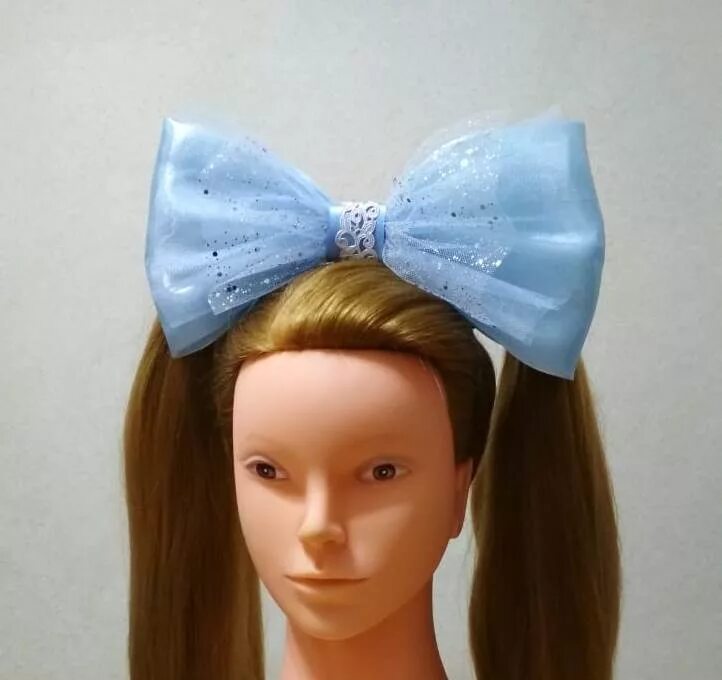 Огромный бант на голову. Девушка с большим бантом. Бант большой как у куклы. Ободок для костюма куклы. Большой бант на голову.