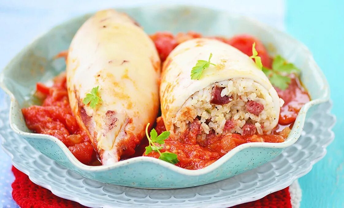 Фаршированные кальмары с рисом и овощами. Фаршированные кальмары с рисом и овощами. Кальмары фаршированные рисом. Кальмары фаршированные грибами. Кальмар фаршированный ризотто.