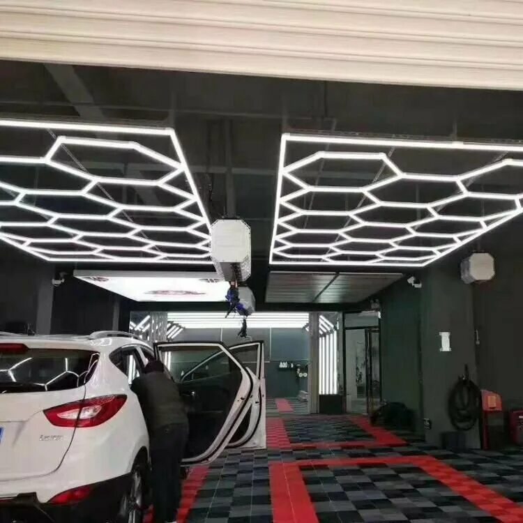 освещение для детейлинга. лампы для детейлинга. машина в детейлинге. соты детейлинг. светодиодные светильники для гаража.