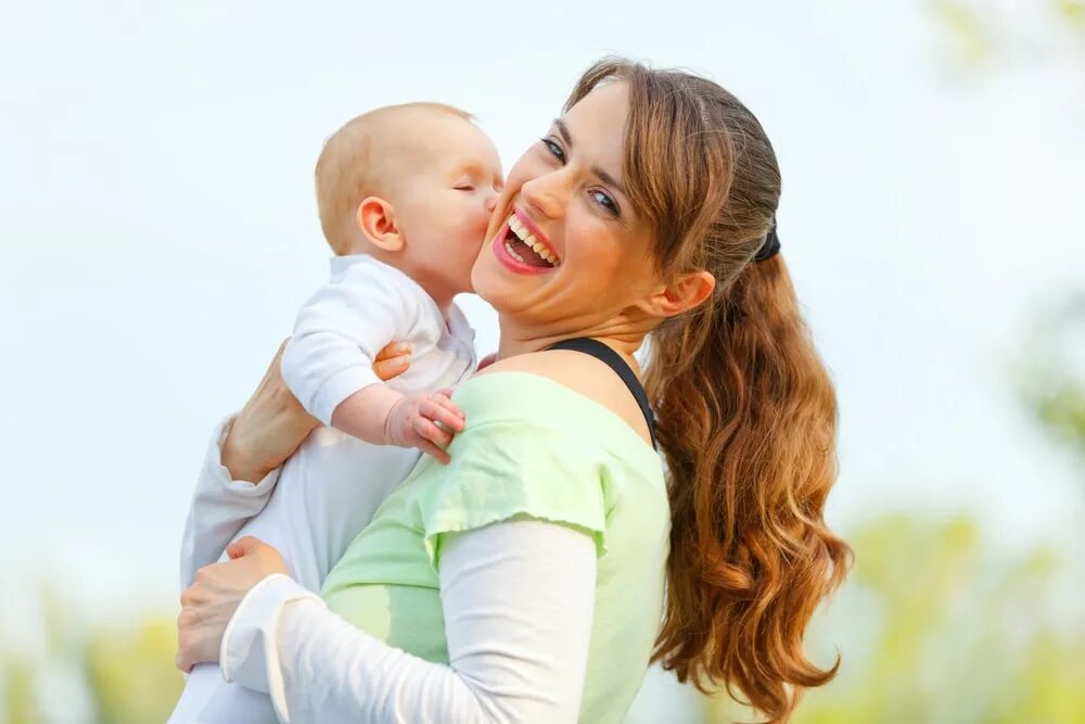 Young mother like. Женщина с ребенком. Мать с ребенком. Мама с ребёнком на руках. Женщина с ребенком на руках.