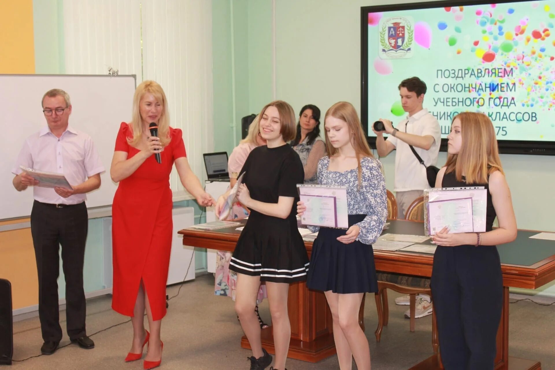 Вручение аттестатов девятиклассникам. Ученицы 9 класса. вручение аттестатов. ученик с аттестатом.