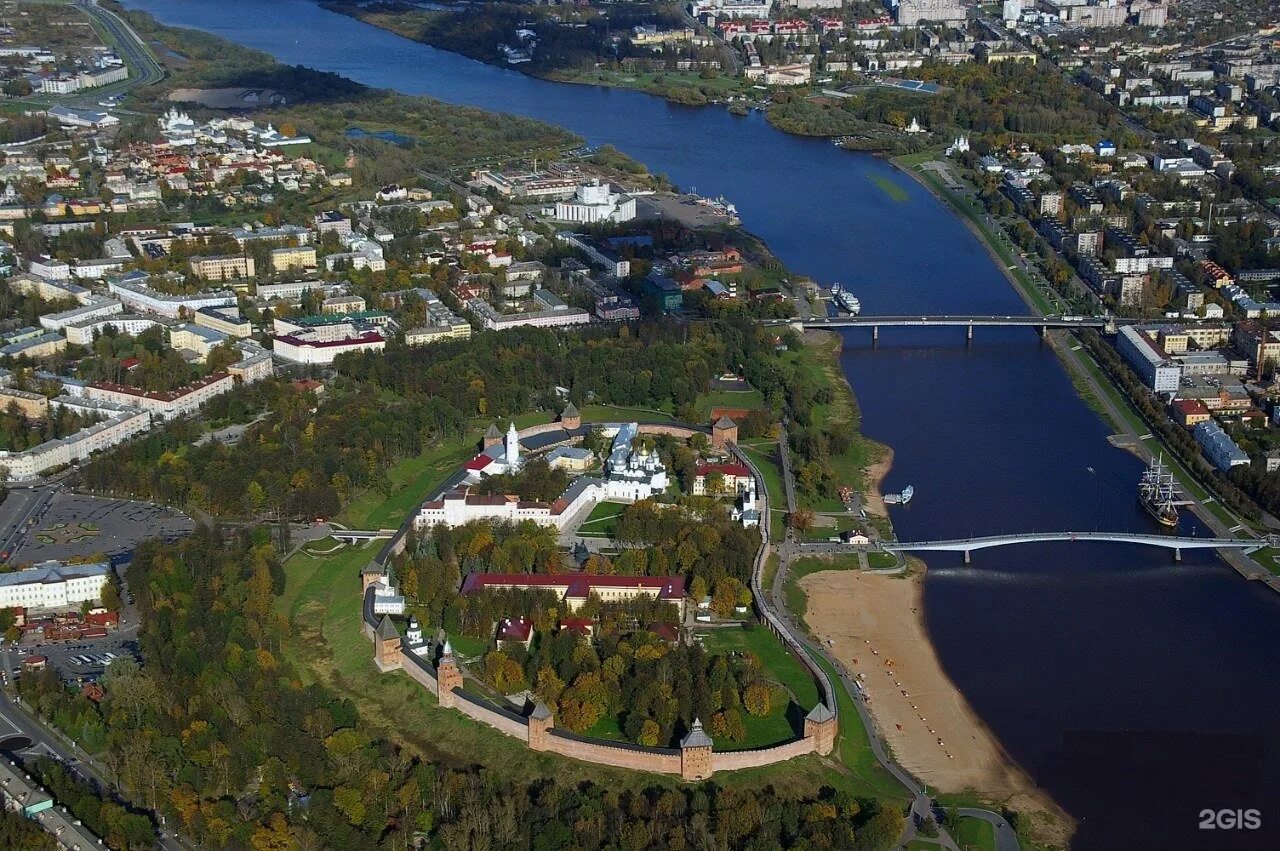 Парки великого новгорода сайт. Кремлевский парк в Великом Новгороде. Парк Кремль Великий Новгород. Кремлёвский парк Великий Новгород летом. Парк 1100 летия Великого Новгорода.