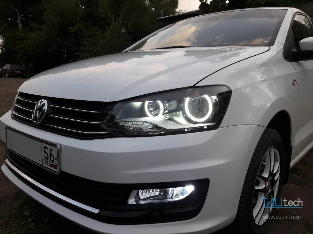 Линзы volkswagen. Led фары Фольксваген поло седан 2014. VW Polo ангельские глазки. Ангельские глазки Фольксваген поло седан 2016. Ангельские глазки поло 2012.