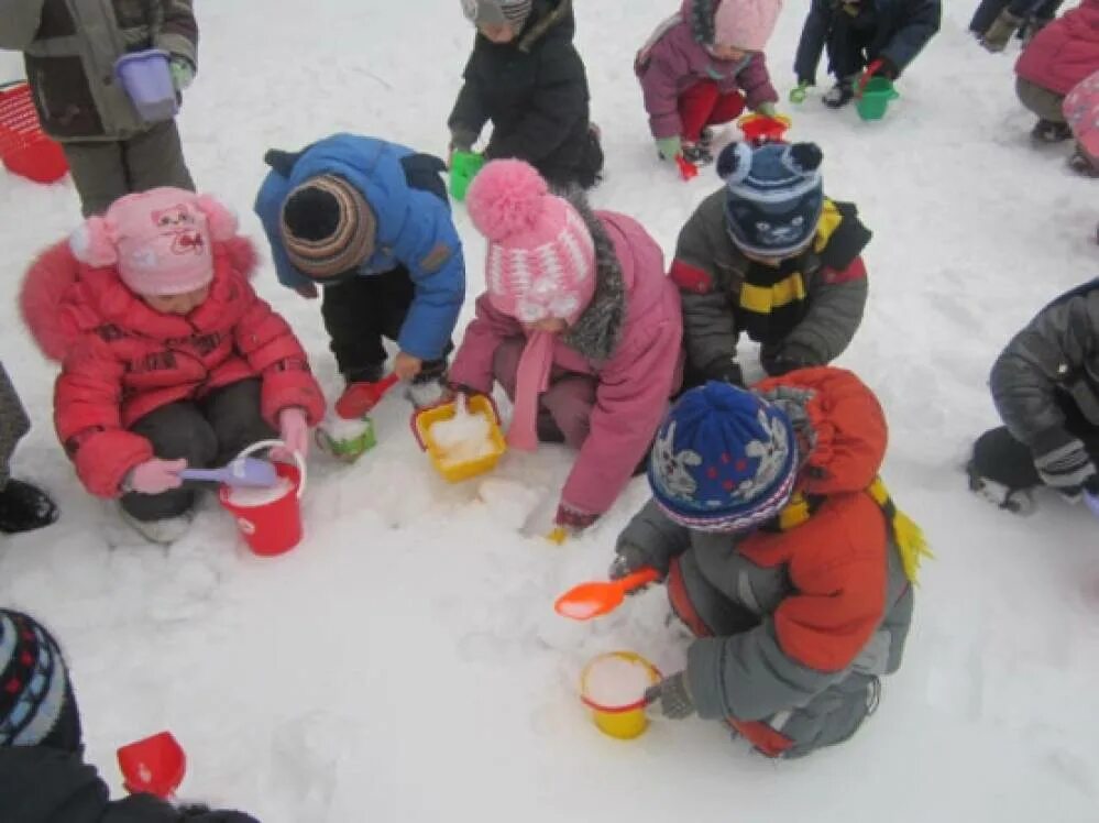 Дети на прогулке зимой. Фигурки из снега для детского сада. Дети зимой на улице. Игра сугроб в детском саду. Зимнее развлечение на улице в детском саду.