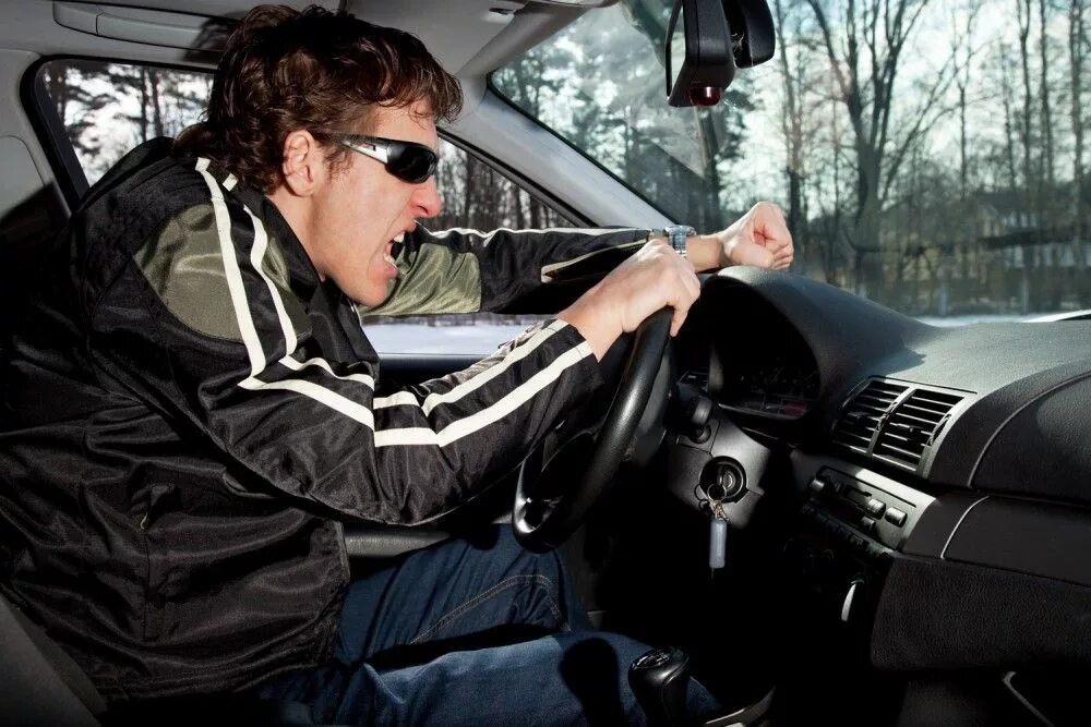 вождение без прав. опасное вождение. водитель. человек за рулем. агрессивный стиль вождения.