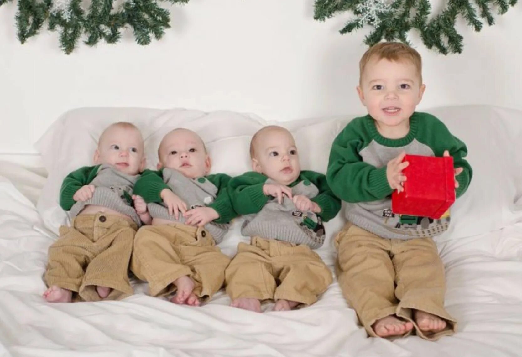 Три мальчика и лапочка дочка. Четверых сыновей. Четверняшки. Фотосессия 4 сына. Большая семья 5 детей.