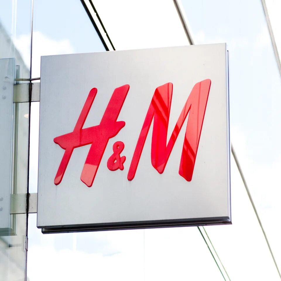 H M вывеска. H M логотип. H M магазин. Логотип магазина h and m. H m shop