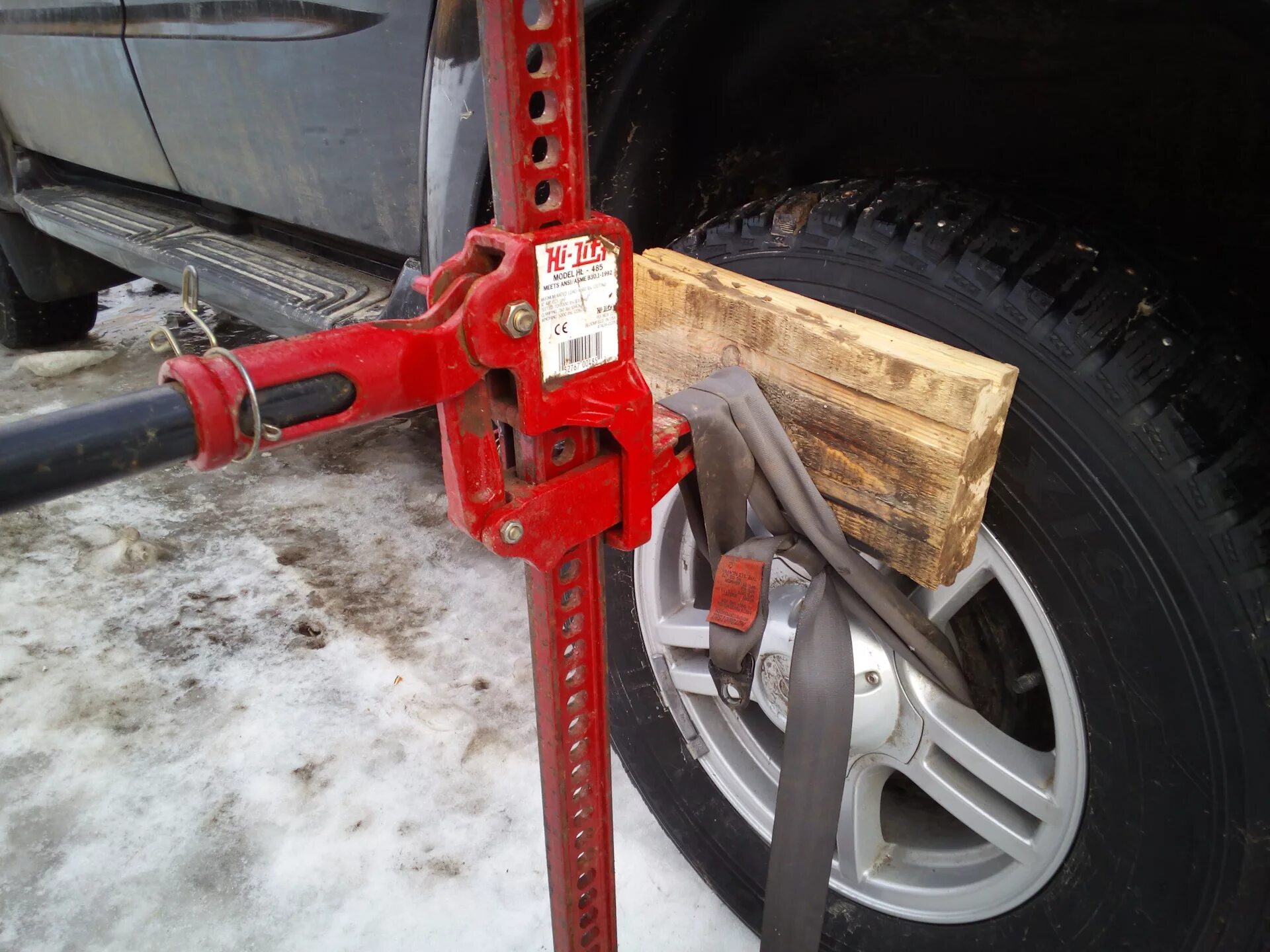 Хай джек лебедка. Крепление хайджека на фаркоп. Hi lift 605. Насадка на фаркоп для хайджека. Домкрат хай джек.