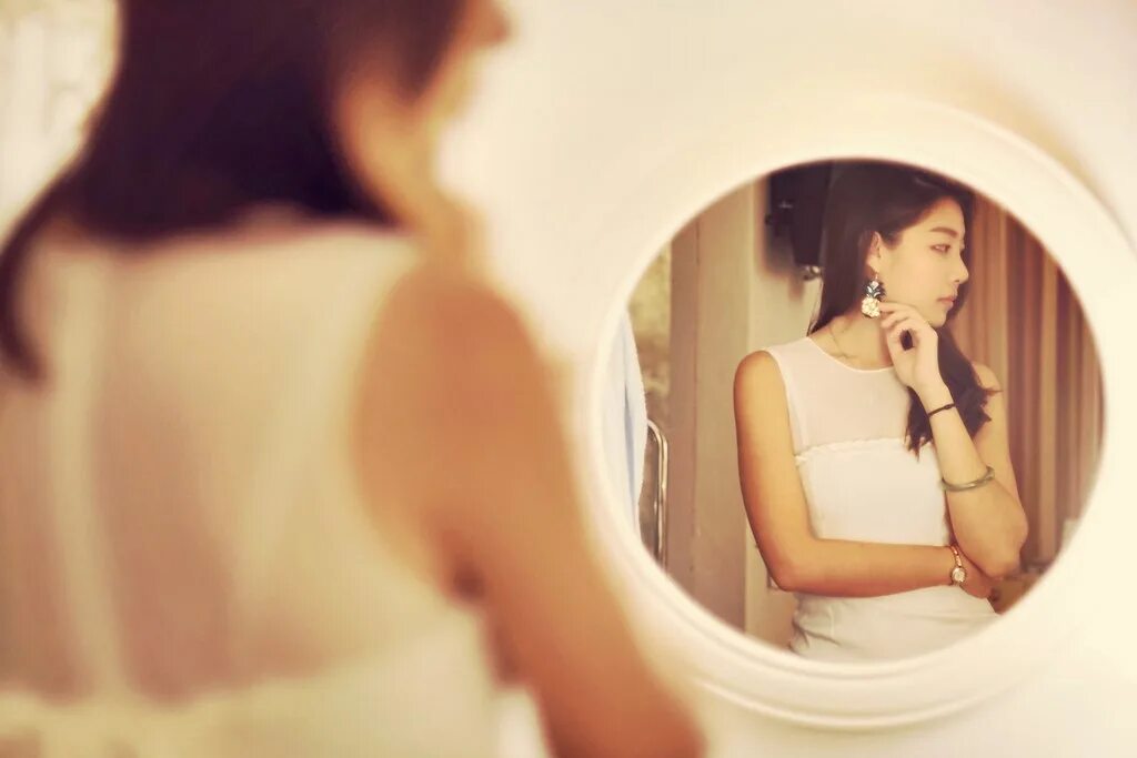 Маша перед зеркалом. Дженни фото в зеркале. Сократ перед зеркалом. Самолюбование селфи. Что будет если спать напротив