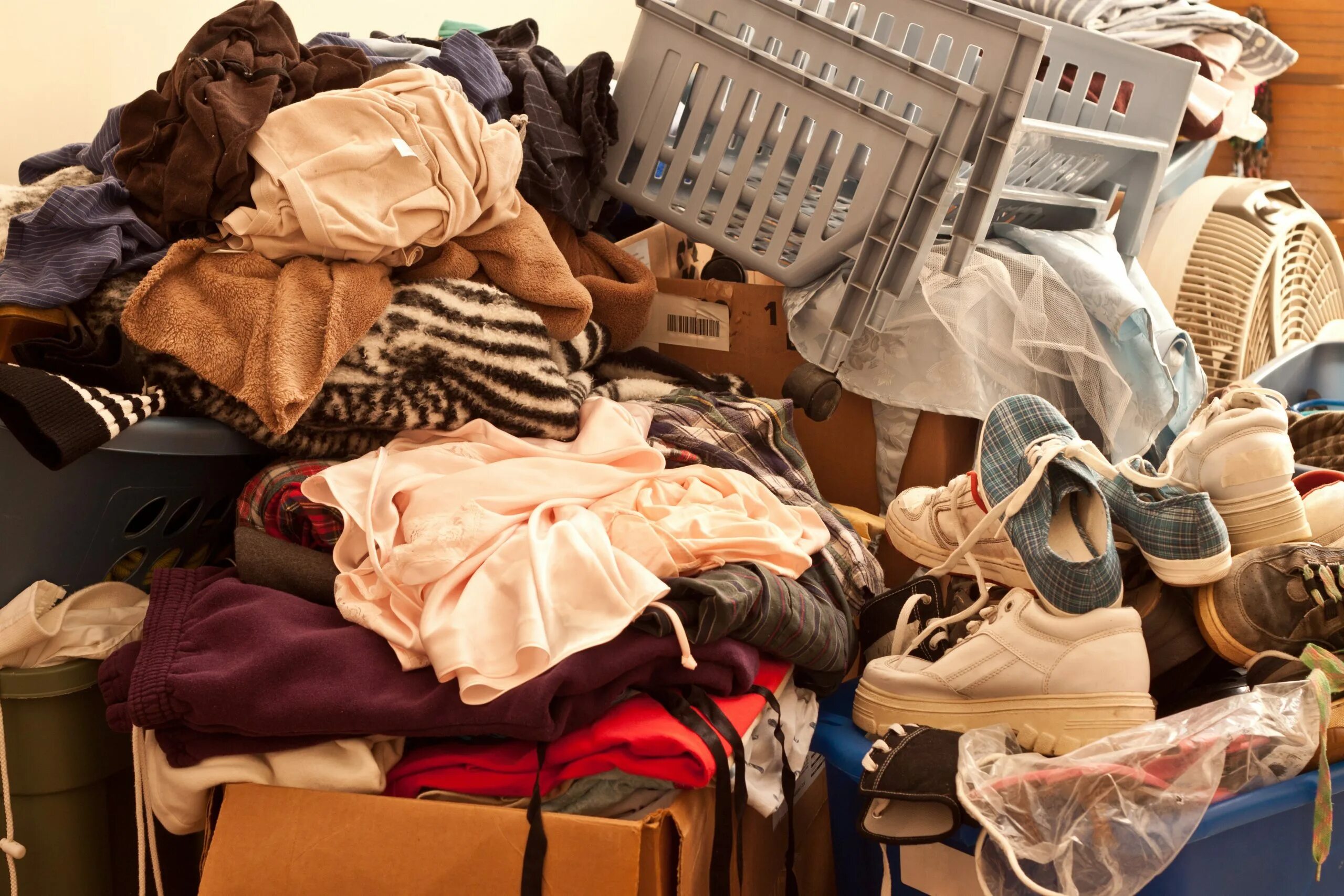 В квартире появляются вещи. Куча одежды. Ненужные вещи. Разбросанные вещи. Выбросить старые вещи.