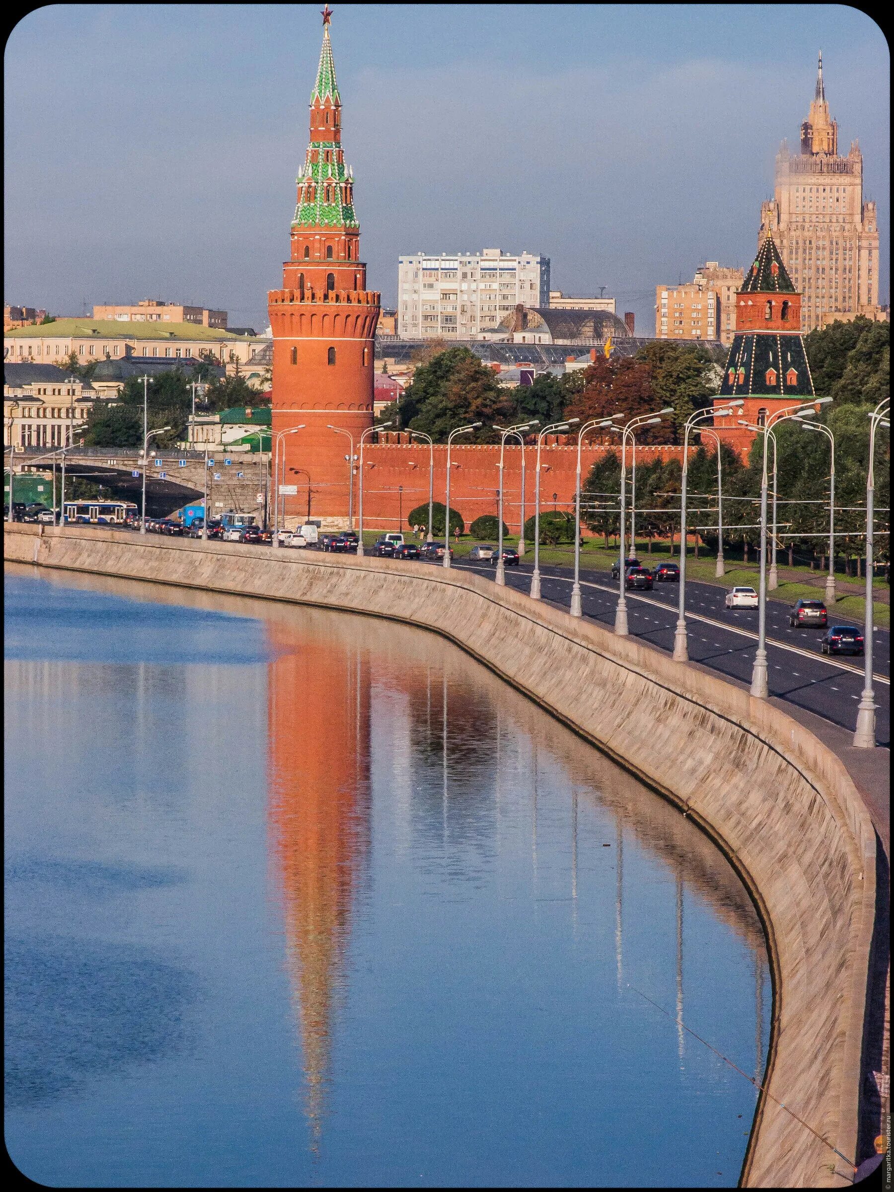 Водовзводная башня московского. Водовзводная (Свиблова) башня. Водовзводная башня башни Московского Кремля. Свиблова башня Московского Кремля. Водовозная башня Кремля.