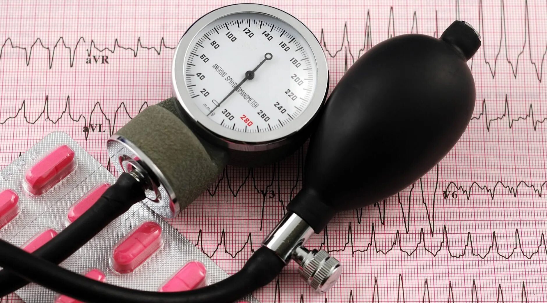 Признаки внутричерепного давления. Характерные признаки артериального давления. Артериальная гипертония причины. Основные симптомы артериальной гипертонии. Причины заболевания артериальной гипертензией.