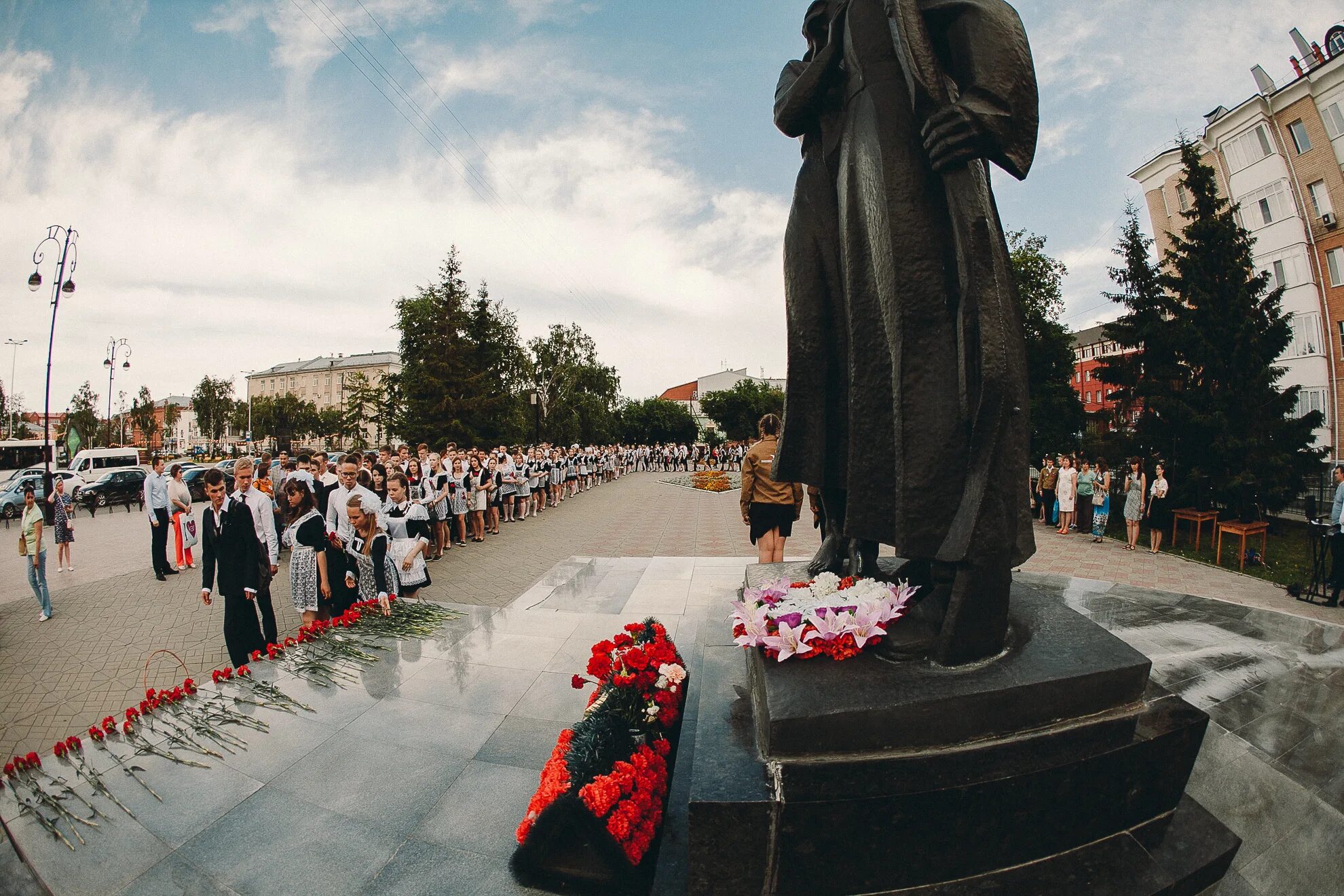 Памятник прощание. Памятник прощание Тюмень. Мемориал прощание Тюмень. Сквер прощания Тюмень. Вальс на набережной Тюмень.