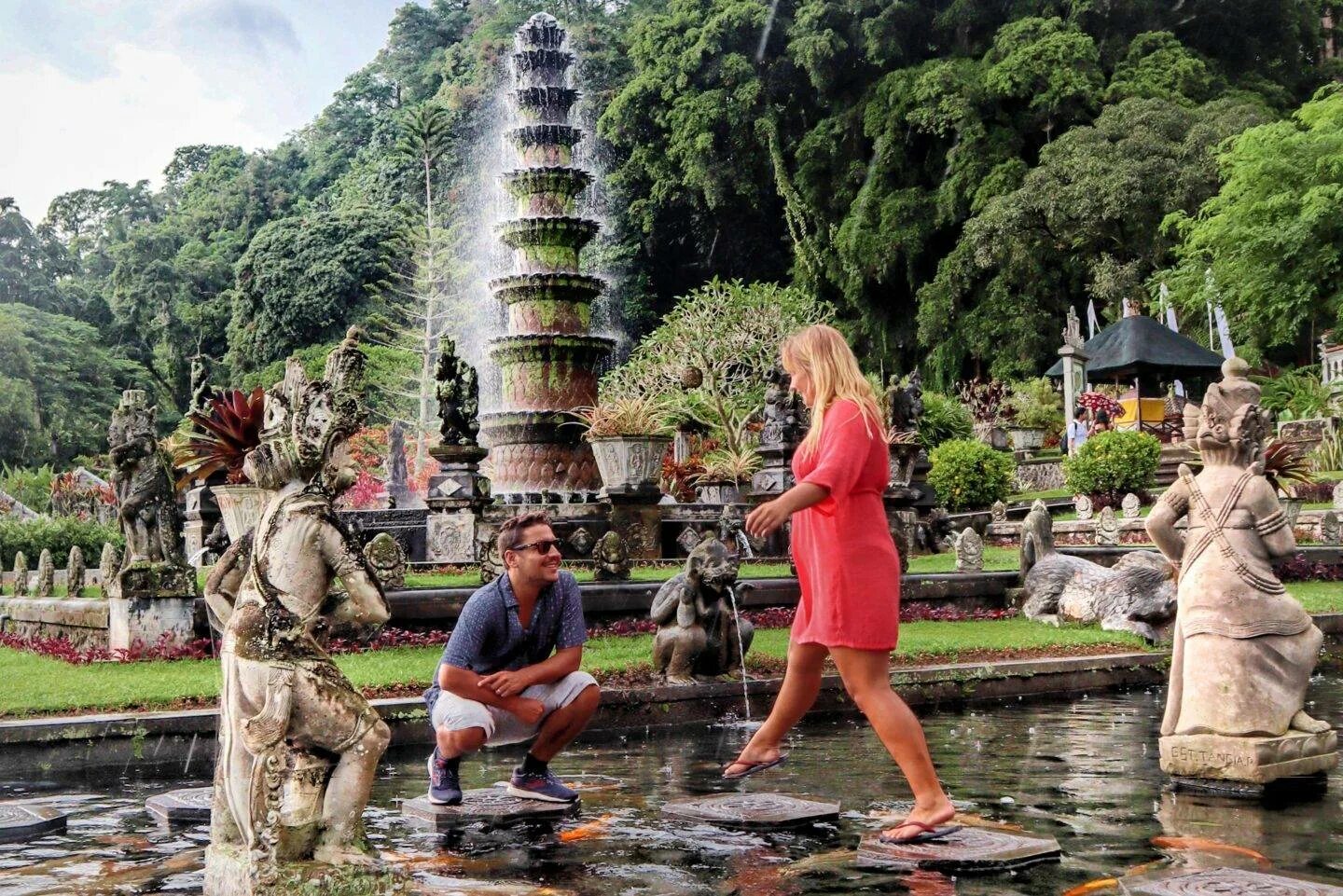 Неделя на бали. Тирта Эмпул Бали. Водный дворец Тирта Ганга. Джапанди Бали. Туристы на Бали.