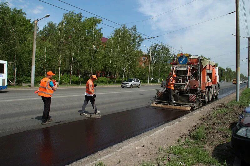 Ремонт дороги. Ремонт дорожного покрытия. Новый асфальт.