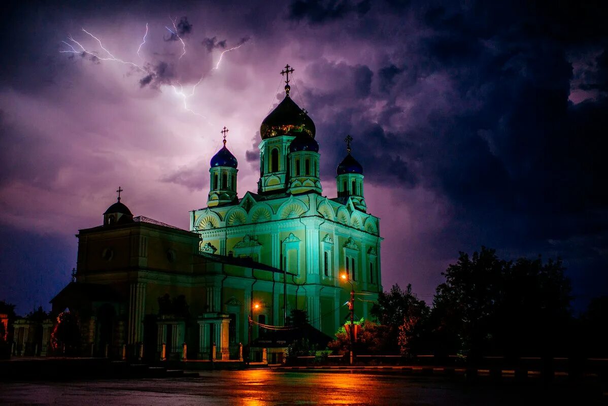 Тамбов церковь ночью. Храм работает ночью. Храм работает ночью. Храм в патриоте кубинка. Рязань успенский собор ночь.