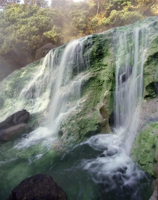 Кипящий ручей. Водопад на острове Итуруп. Курильские острова Итуруп водопады. Баранский водопад Итуруп.