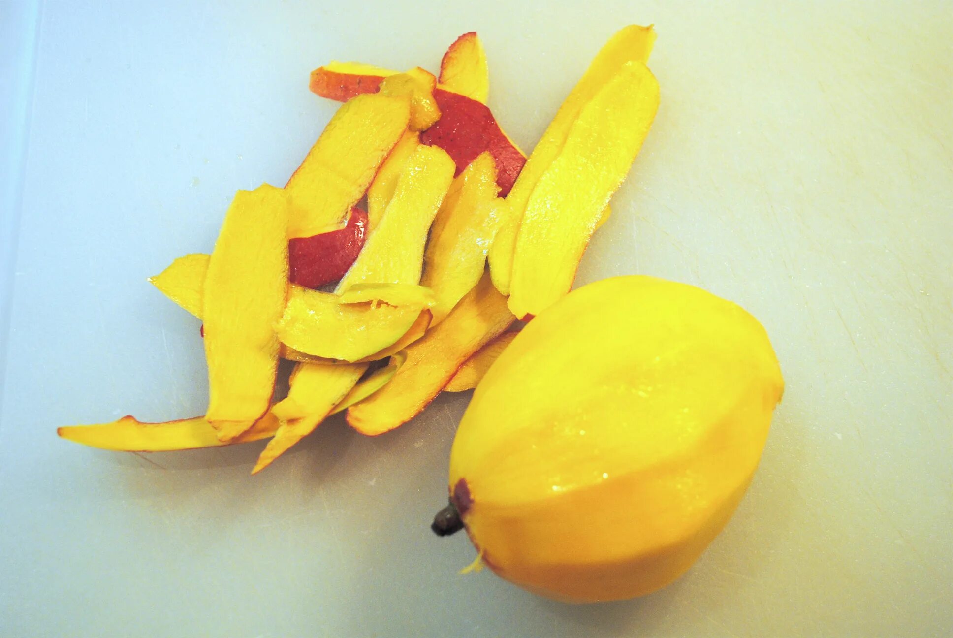 Манго едят с кожурой или нет. Peeled Mango. Бабако фрукт. Манго с маленьким повреждением. Как есть манго в сыром виде.