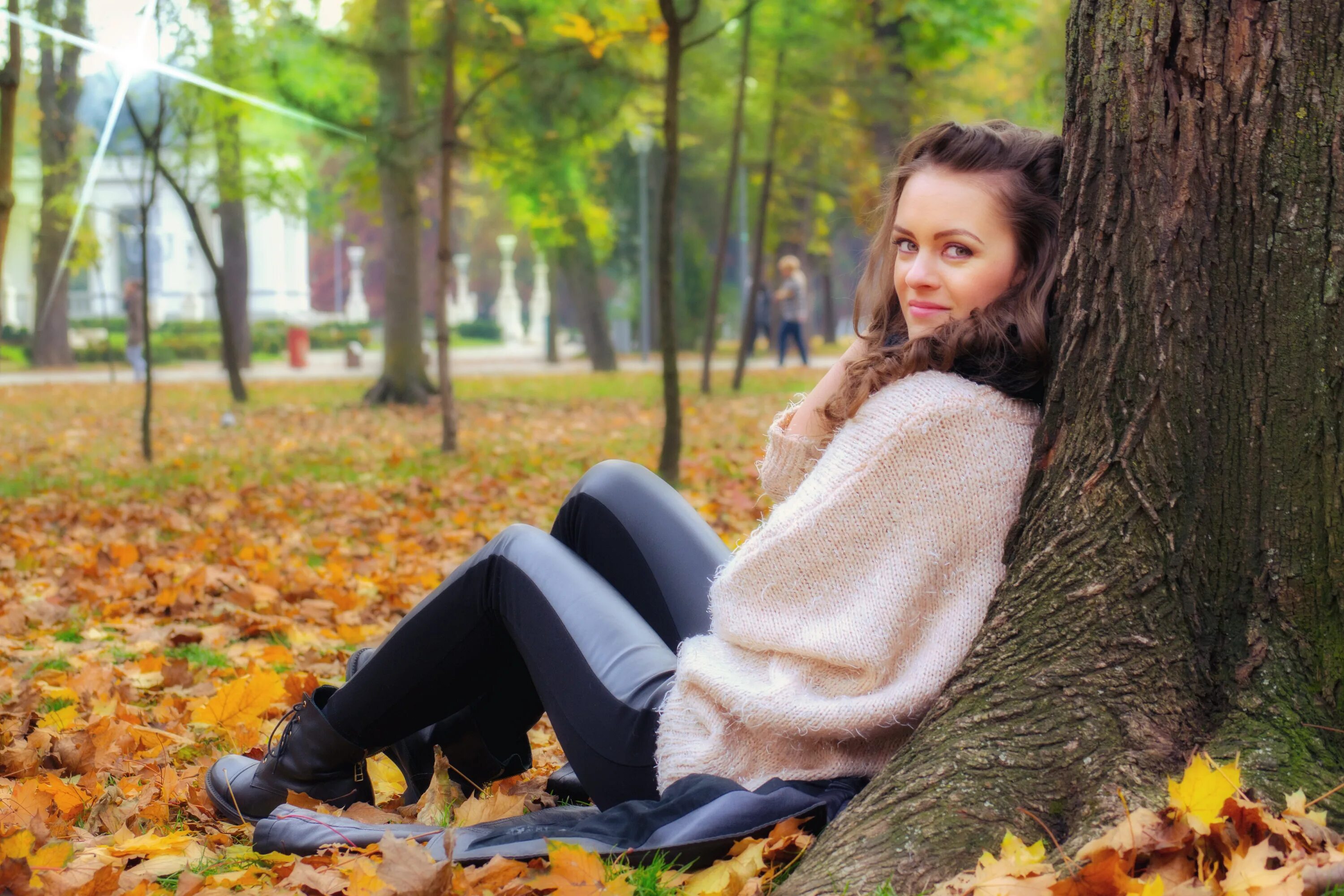 Молодой девушка сидят лице. Осенняя фотосессия. Осенняя фотосессия девушки. Осенняя фотосессия в парке. Девушка в парке.