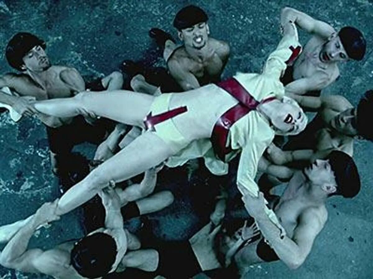 Сиськи Lady Gaga в толпе