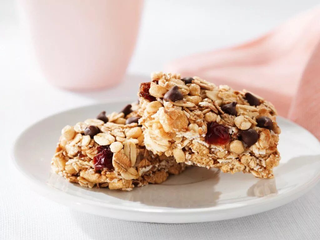 Как правильно есть мюсли. Батончик мюсли гранола. злаковый батончик granola bar. granola bar мюсли. козинаки с мюсли.