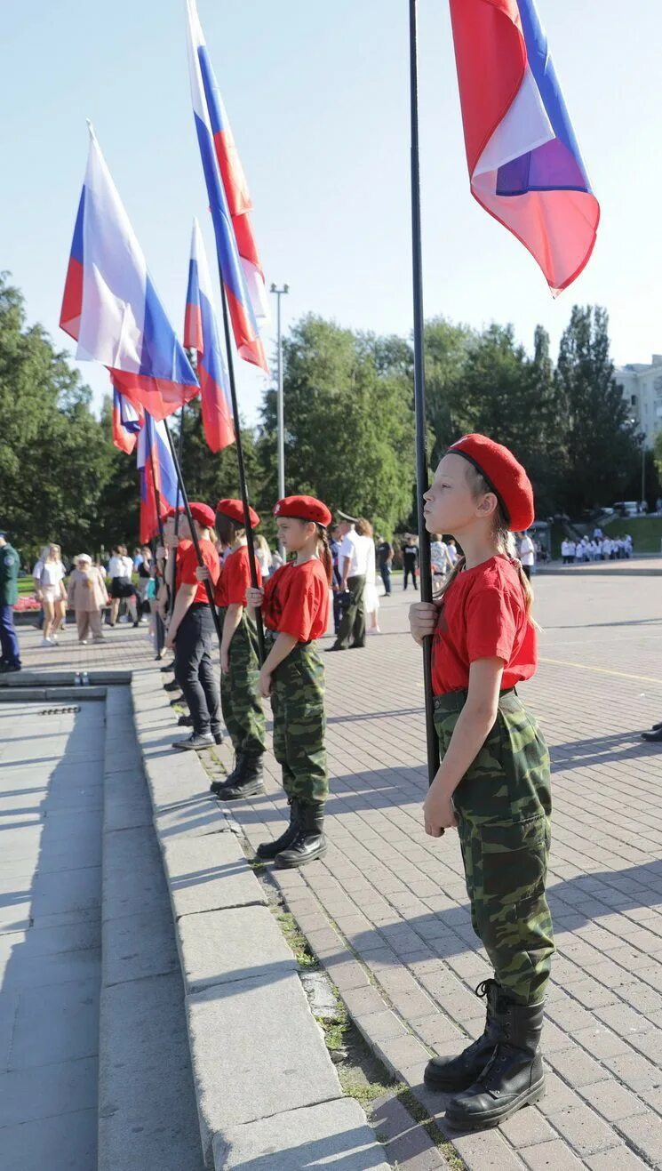 Флаг россии на сцене. Под флаг смирно. Под флаг смирно. Поднятие флага в школе. Флаг смирных.