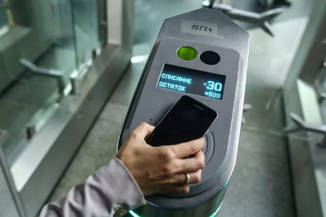 Оплата метро телефоном. Валидатор в Московском метро. Apple pay метро турникет. Станция Соколовская турникеты. Оплата на турникете.