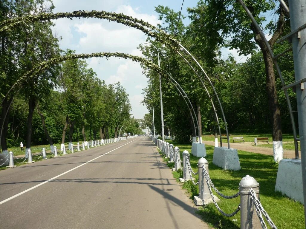 Аллея кск. Парк Кузьминки Липовая аллея. Парк Кузьминки. Парк Кузьминки Главная аллея. Арка Кузьминки парк.