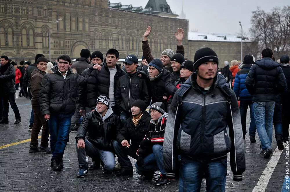 Толпе отмороженных таджиков не понравилось что русский. Чурки на красной площади. Нерусские в Москве. Мигранты в Москве. Таджики в Москве.