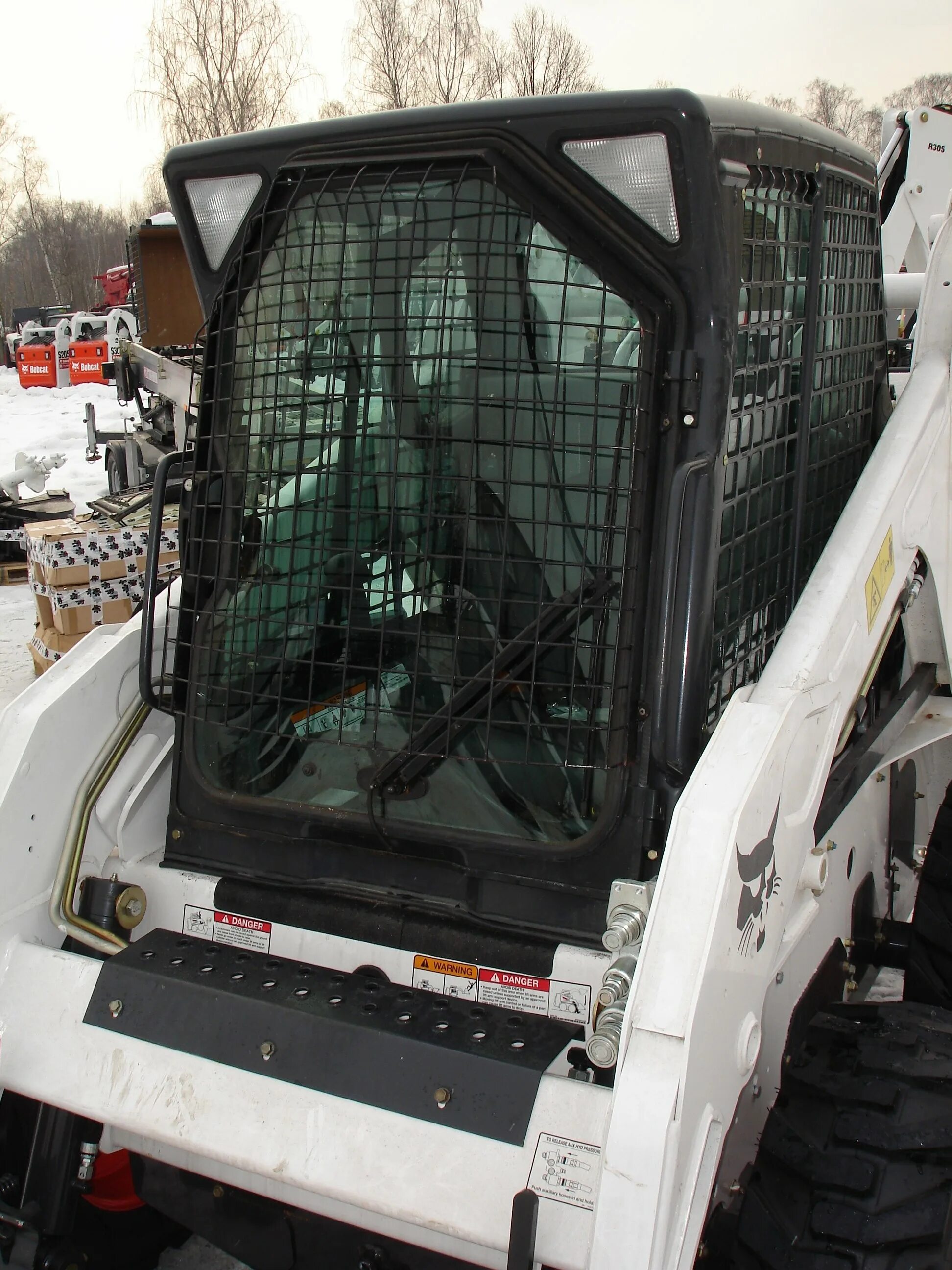 Защитная решетка на экскаватор Doosan 340. Bobcat s650 решетка на лобовом стекле. Bobcat 520 2004. Защитгпя решетка Бобкет s175. Лобовое на экскаватор