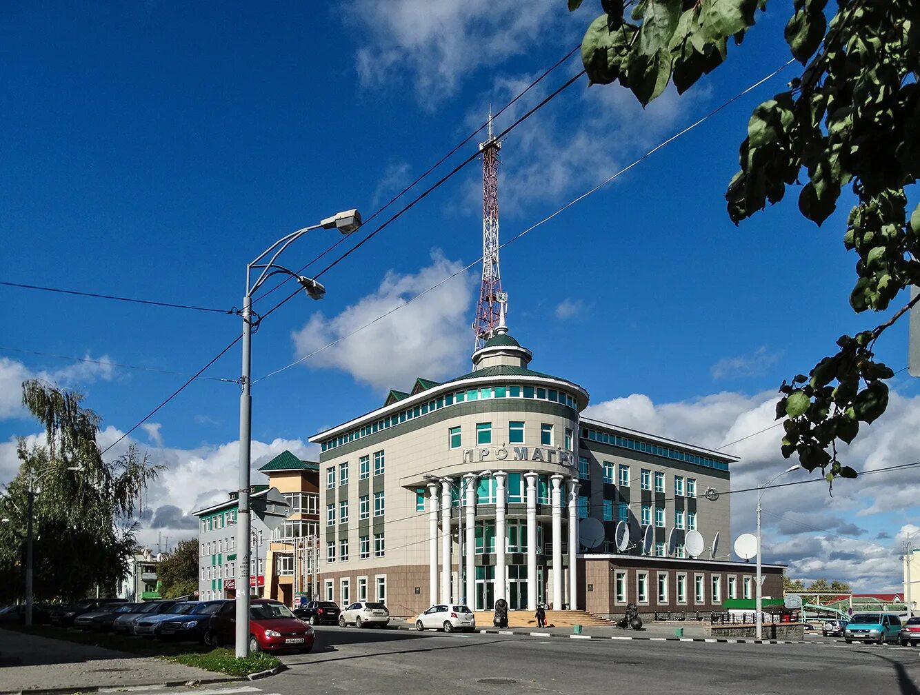 Население старого оскола белгородской области. Архитектура старый Оскол. Здание Ростелекома старый Оскол. Красивые здания старый Оскол. Железнодорожный район старый Оскол.