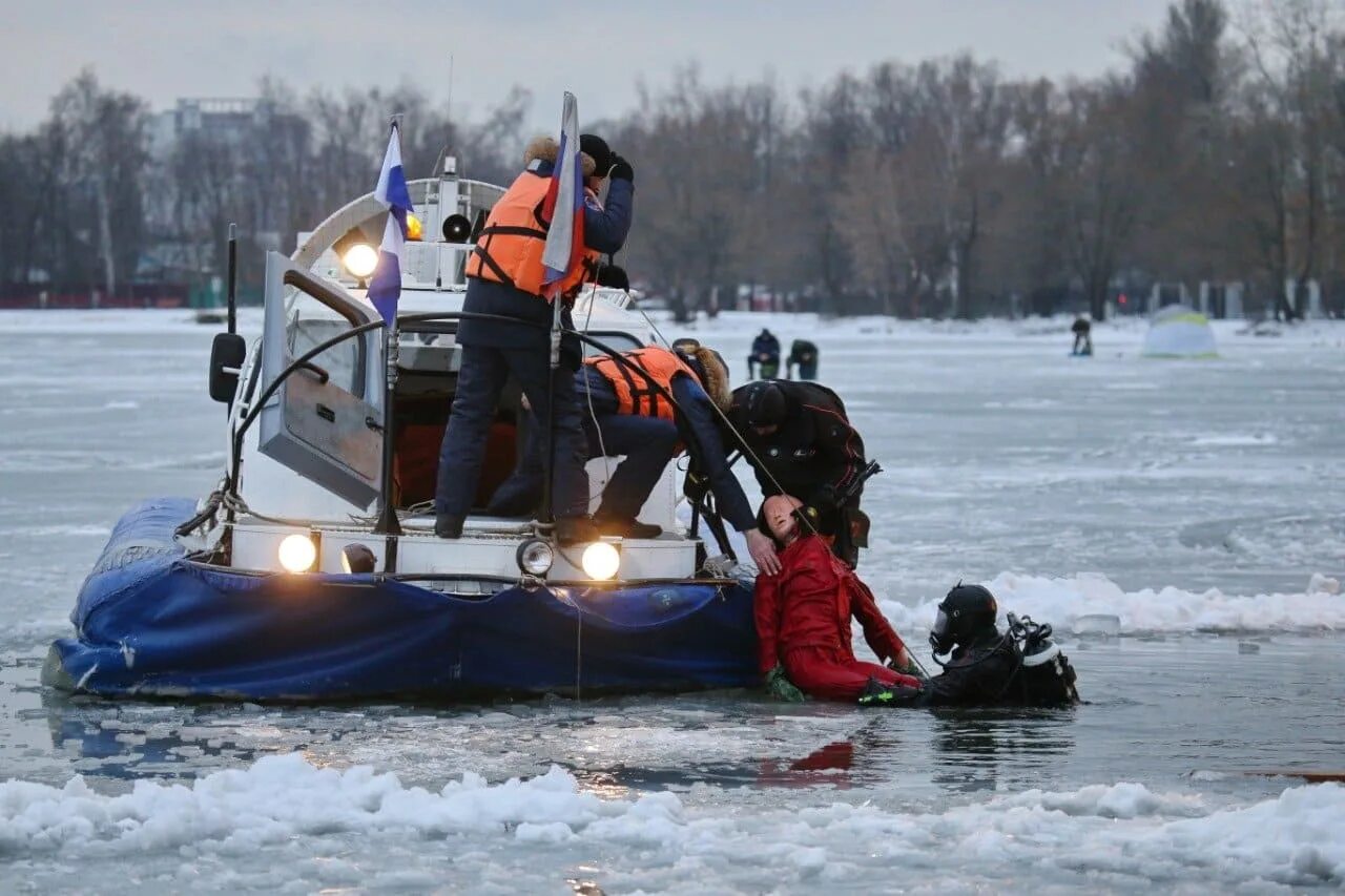 Водолазы ПСС Санкт-Петербург. Поисково-спасательные работы. Спасательная операция на воде. Поисково-спасательные операции на воде. Московская спасательная служба