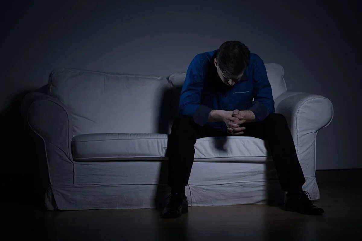 Человек в отчаянии. Мужчина в депрессии. Человек в печали. Это одиночество. Отчаяние мужчины.