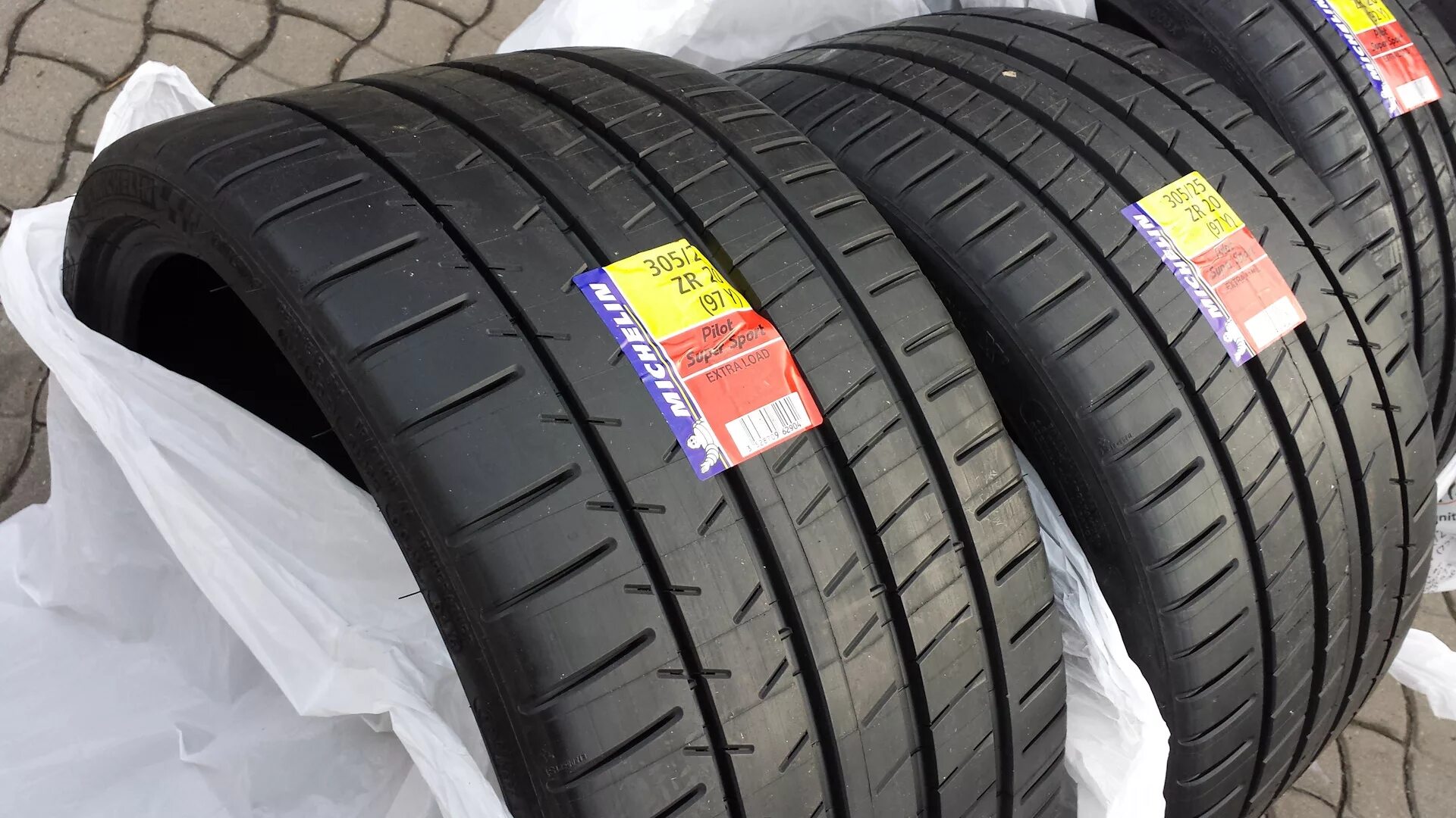 Купить шины 275 40 r20. Michelin 275/35 zr21. 275/35 R22 Michelin Pilot super Sport 104y. Michelin Pilot super Sport. 315/35 R20 Pilot super Sport k1 110y XL Michelin.