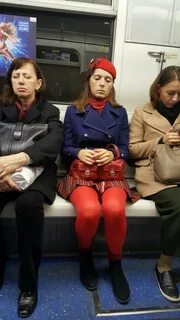 А люди стоят с букетами в метро