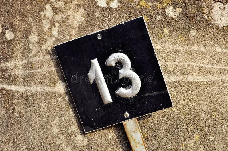 Число 13 символ. Цифра 13. открытка с цифрой 13. символ числа 13. табличка 13.