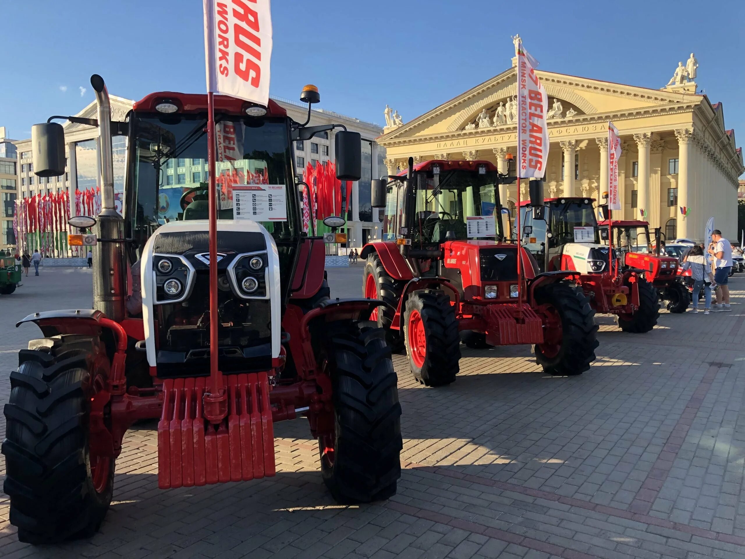 Минский тракторный завод мтз. Трактора минского тракторного завода. Трактора мтз минского завода. Трактора мтз минского завода. Мтз 1220.