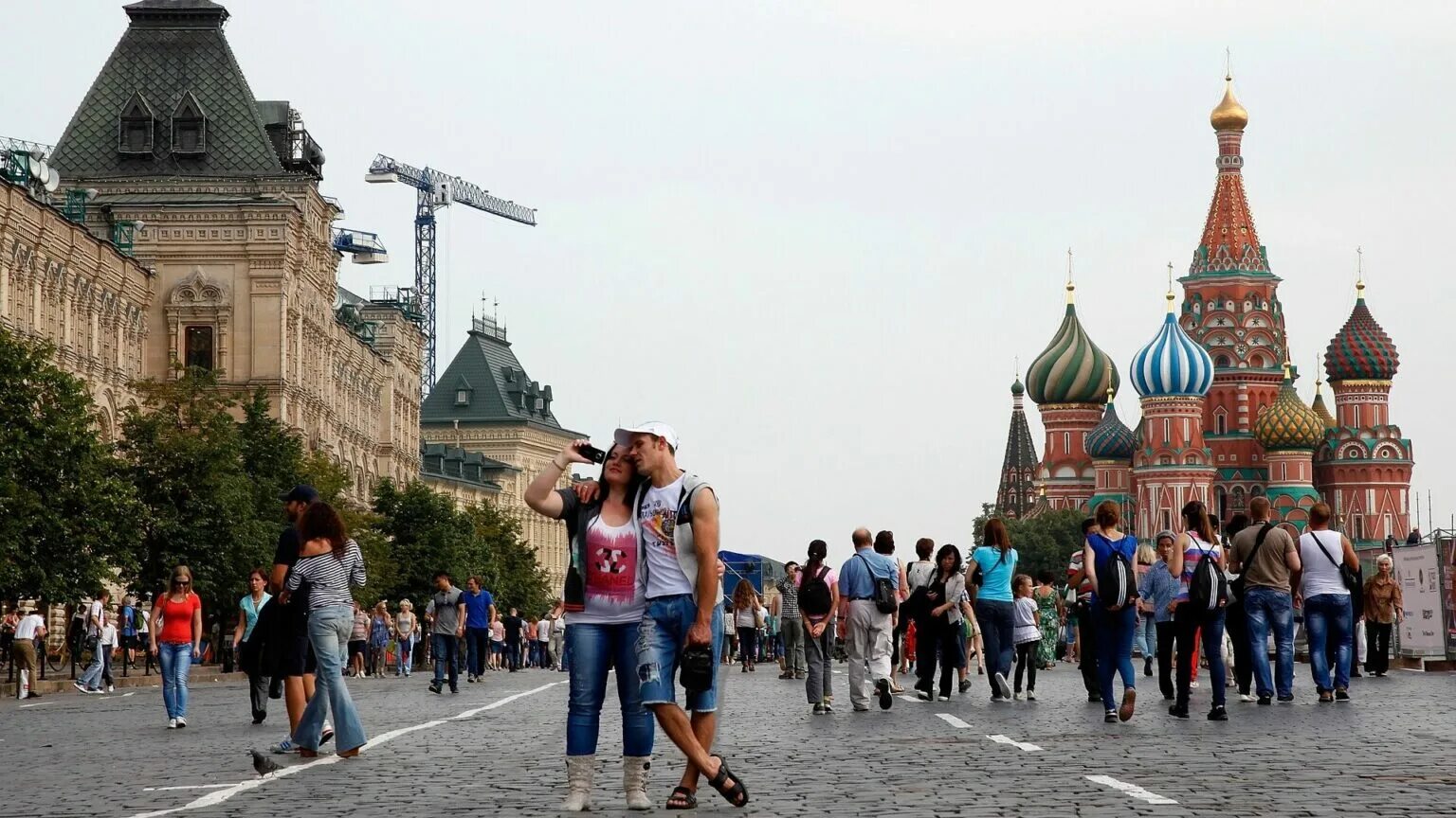 Туристы на красной площади. Туризм в России. Туризм красная площадь. Иностранные туристы в Москве.