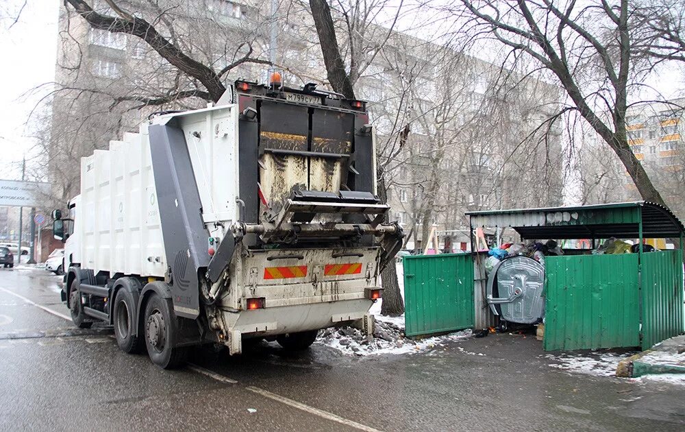 Мусоровоз. Мусорная машина. Мусоровоз с мусором. Мусорка в машину. Убило мусоркой