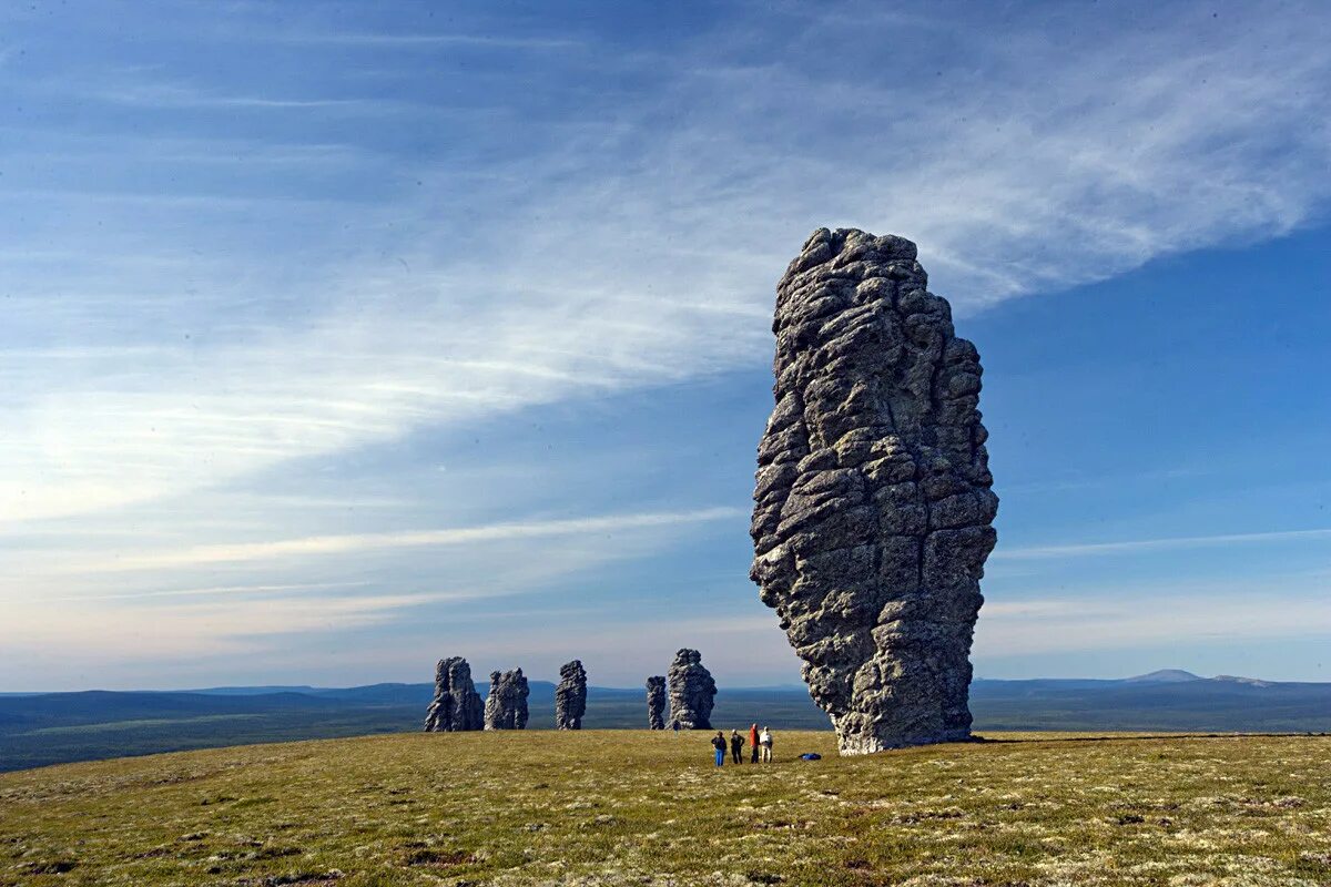 Какие есть природные памятники. Столбы выветривания маньпупунёр. Каменные столбы Маньпупунер горы. Уральские горы плато Маньпупунер. Столбы выветривания на плато Маньпупунер.