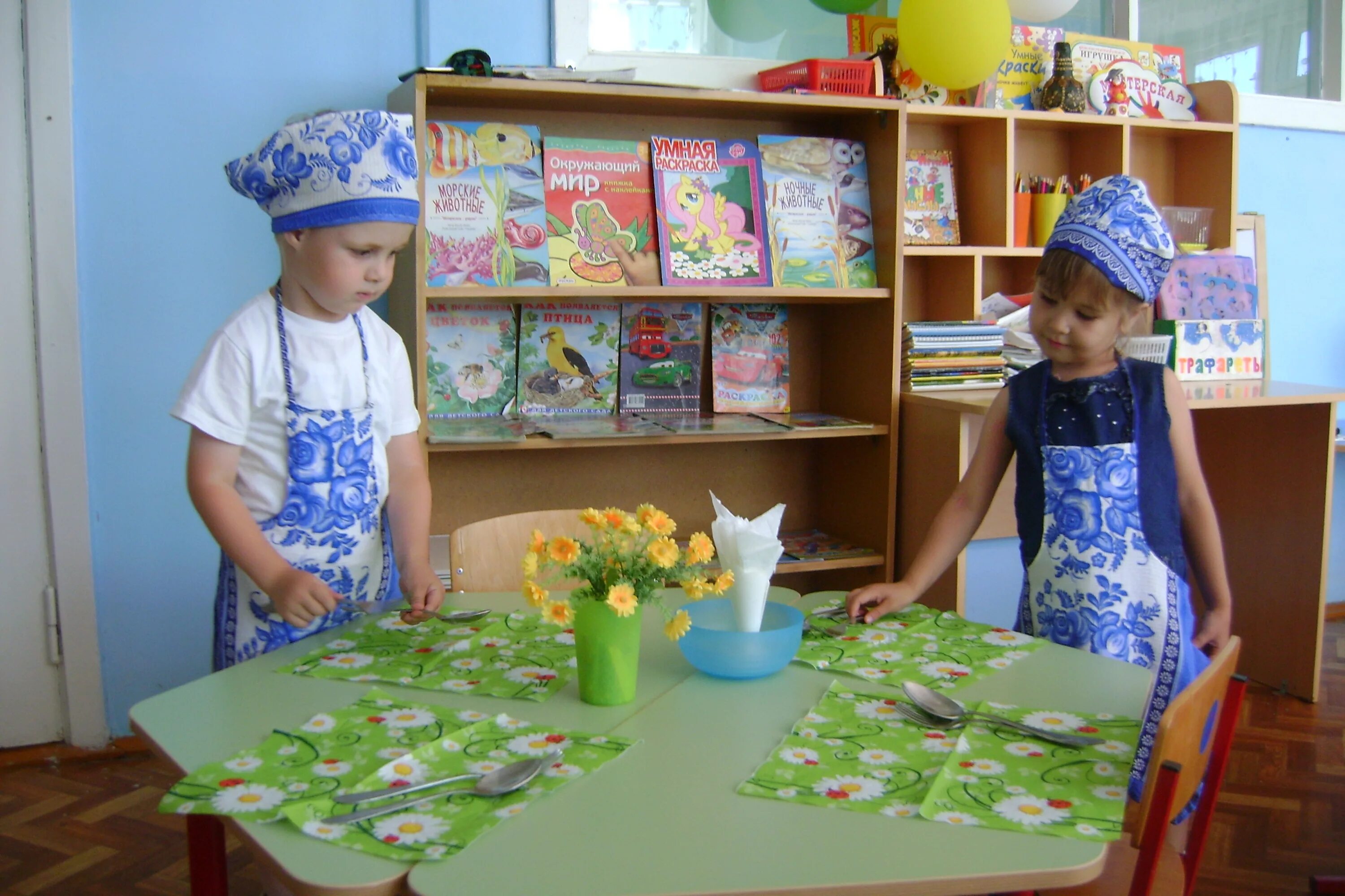 фартуки для дежурных по столовой в детском саду. одежда для дежурства в детском саду. уголок дежурства в детском саду. дежурство в садике. уголок дежурный в садике.