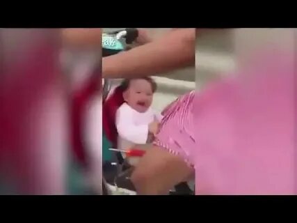 Парень залез в юбку