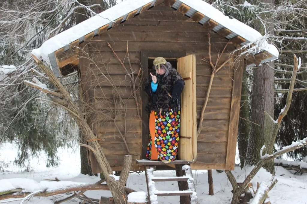 Ступа и метла бабы яги. Новогодняя баба яга. Баба яга на вотчине деда мороза. Баба яга зимой. Зима лес избушка бабы яги.